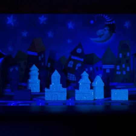 Игрушки в наборе  ТМ "Космический песок"  "Городские истории", пластичный + формочки, песочница (2 кг голубой, песочный светится голубым )